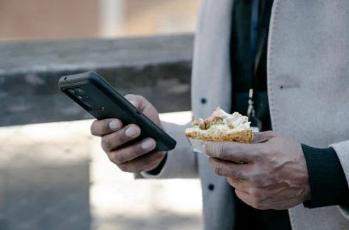 Eating with mobile, खाना खाते मोबाइल देखना, Eating while watching reels, रील्स देखते हुए खाना, Mobile addiction health effects, मोबाइल लत से नुकसान, Obesity risk study, मोटापा बढ़ने का खतरा, Screen time and health, स्क्रीन टाइम से सेहत, Diabetes risk lifestyle, डायबिटीज और लाइफस्टाइल, Metabolic syndrome causes, मेटाबॉलिक सिंड्रोम कारण