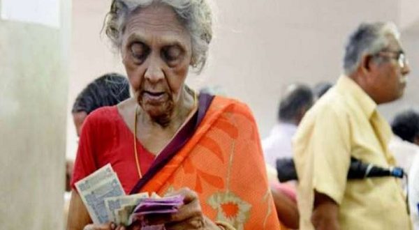 यूपी के बुजुर्गों को बड़ी राहत: 60 साल पूरे होते ही अपने आप खाते में आएगी वृद्धावस्था पेंशन, नहीं लगाने पड़ेंगे दफ्तरों के चक्कर
