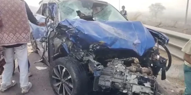 कोहरे की आफत: दिल्ली–मुंबई एक्सप्रेसवे पर 25 गाड़ियों की भिड़ंत, 4 की मौत; अमरूद से भरा ट्रक बना हादसे की वजह