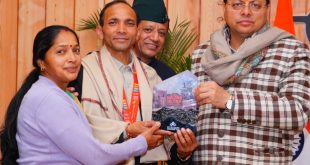 कलम सिंह बिष्ट, मुख्यमंत्री पुष्कर सिंह धामी, उत्तराखंड एथलीट, अंतरराष्ट्रीय अल्ट्रा मैराथन, Oman Ultra Marathon, 120 KM Ultra Marathon, Uttarakhand News, Chamoli News, Ex Army Athlete, Garhwal Rifles, Sports News Hindi, International Athlete India, CM Dhami News