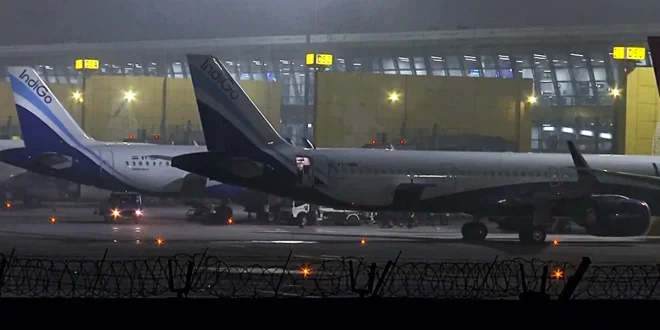 दिल्ली एयरपोर्ट फ्लाइट देरी, पटना एयरपोर्ट मौसम, घना कोहरा हवाई यातायात, फ्लाइट लेट न्यूज, स्पाइसजेट अलर्ट, CAT III लैंडिंग, दिल्ली एनसीआर फ्लाइट अपडेट, Flight Delay News India, Delhi Airport Fog Alert, Patna Airport Flights, SpiceJet Advisory, Low Visibility Flight Operations, CAT III Landing System