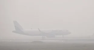 घना कोहरा फ्लाइट कैंसिल, दिल्ली एयरपोर्ट फ्लाइट लेट, हवाई यात्रा एडवाइजरी, सिविल एविएशन मिनिस्ट्री अलर्ट, एयर इंडिया एडवाइजरी, इंडिगो फ्लाइट अपडेट, दिल्ली में कोहरा, फ्लाइट कैंसिल न्यूज, Delhi fog flight cancelled, Delhi airport flight delay, aviation advisory India, Air India fog advisory, Indigo flight delay, low visibility operations, CAT III operation Delhi