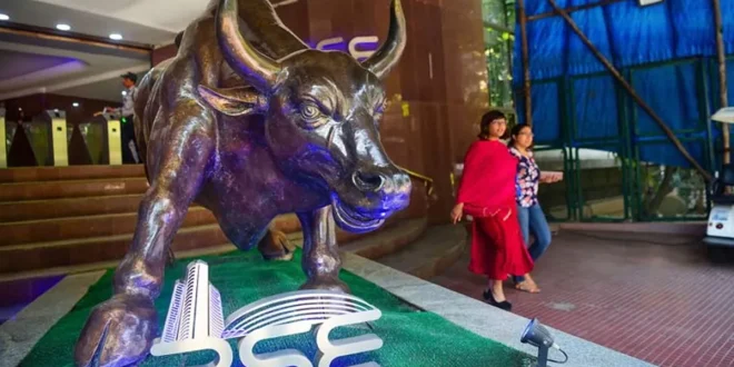 शेयर बाजार गिरावट, सेंसेक्स आज, निफ्टी में गिरावट, Stock Market Crash India, Sensex falls today, Nifty down news, Indian rupee record low, Rupee vs Dollar, Midcap smallcap stocks fall