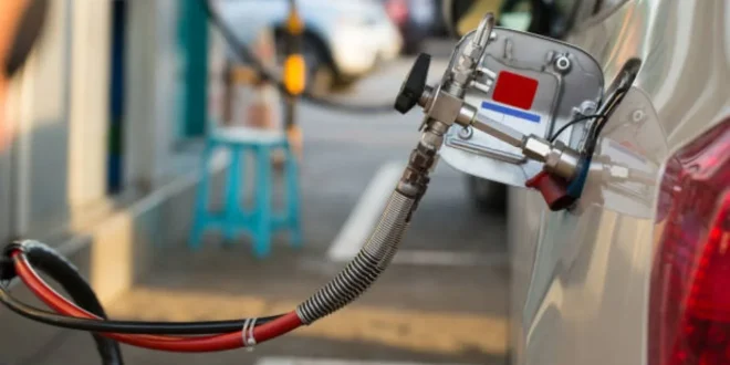 CNG Cars Safety, CNG Car Fire Risk, CNG Cylinder Testing, CNG Kit Safety, CNG Car Maintenance Tips, CNG Gas Leakage, CNG Car Fire Alert, CNG Safety India, सीएनजी कार सेफ्टी, CNG कार में आग, CNG सिलेंडर टेस्टिंग, CNG किट सुरक्षा, CNG गैस लीकेज, CNG कार रखरखाव, सीएनजी कार सावधानियां