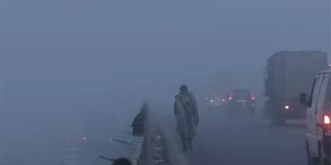 दिल्ली में छाई घने कोहरे की चादर, वायु गुणवत्ता 384 रही