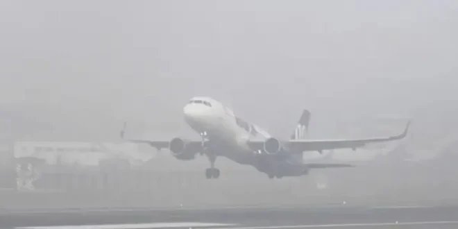 दिल्ली में घना कोहरा, दिल्ली एयरपोर्ट एडवाइजरी, विजिबिलिटी शून्य दिल्ली, फ्लाइट लेटेस्ट अपडेट, IGI Airport flight delay, Delhi fog news, Delhi airport advisory, Zero visibility Delhi, Flight delay due to fog, IMD weather update