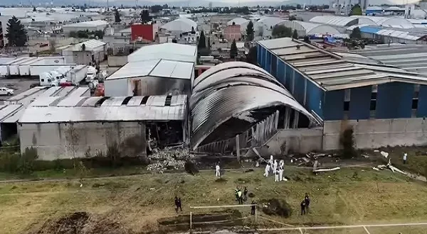 मध्य मेक्सिको में एक बड़ा विमान हादसा सामने आया है। इमरजेंसी लैंडिंग की कोशिश कर रहा एक छोटा निजी विमान दुर्घटनाग्रस्त हो गया,