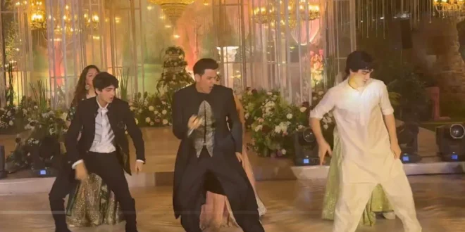 ऋतिक रोशन, Hrithik Roshan, रोशन फैमिली, Roshan Family Wedding, ऋतिक रोशन डांस वीडियो, Hrithik Roshan Dance Video, रेहान रोशन, Rehaan Roshan, ऋदान रोशन, Hridaan Roshan, सबा आजाद, Saba Azad, ईशान रोशन शादी, Eshan Roshan Wedding, राकेश रोशन, Rakesh Roshan, बॉलीवुड शादी वायरल वीडियो, Bollywood Wedding Viral Video