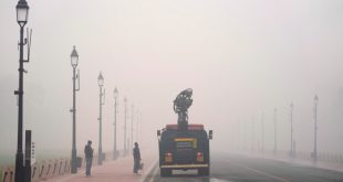 दिल्ली प्रदूषण, दिल्ली AQI 500, दिल्ली कोहरा स्मॉग, Delhi Pollution News, Delhi AQI Today, Delhi Smog Alert, Delhi Fog Visibility, Air Pollution in Delhi, Delhi Gas Chamber, IMD Weather Delhi
