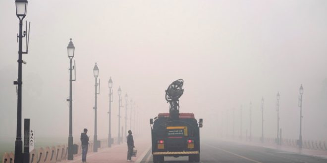 दिल्ली बनी गैस चैंबर: कोहरे और प्रदूषण की दोहरी मार, विजिबिलिटी 3 मीटर से भी कम, AQI 500 के पार