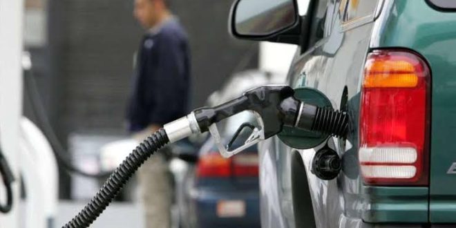 CNG भरवाते समय नियम, CNG गाड़ी से उतरना जरूरी, CNG filling safety, CNG pump rules India, CNG car safety tips, सीएनजी गैस लीकेज खतरा, फैक्ट्री फिटेड CNG, Aftermarket CNG kit, CNG meter monitoring, Why get down during CNG filling