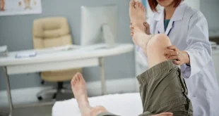 खराब ब्लड सर्कुलेशन, ब्लड सर्कुलेशन के लक्षण, खून का बहाव कम होना, हाथ पैर सुन्न होना, पैरों में सूजन कारण, ब्लड सर्कुलेशन कैसे सुधारें, poor blood circulation symptoms, blood circulation problems, signs of poor blood circulation, blood flow issues, numbness in hands and feet, circulation problem treatment, health news Hindi