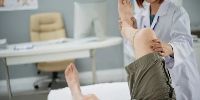 खराब ब्लड सर्कुलेशन, ब्लड सर्कुलेशन के लक्षण, खून का बहाव कम होना, हाथ पैर सुन्न होना, पैरों में सूजन कारण, ब्लड सर्कुलेशन कैसे सुधारें, poor blood circulation symptoms, blood circulation problems, signs of poor blood circulation, blood flow issues, numbness in hands and feet, circulation problem treatment, health news Hindi