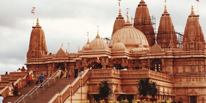 नए साल पर मंदिर दर्शन, New Year temple visit, आध्यात्मिक स्थल भारत, Spiritual places in India, वैष्णो देवी दर्शन, Vaishno Devi temple, काशी विश्वनाथ मंदिर, Kashi Vishwanath temple, राम मंदिर अयोध्या, Ram Mandir Ayodhya, सिद्धिविनायक मंदिर, Siddhivinayak temple, नए साल की शुभ शुरुआत, New Year spiritual journey