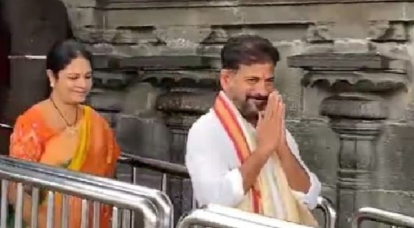 तेलंगाना के मुख्यमंत्री रेवंत रेड्डी ने तिरुपति मंदिर में पूजा-अर्चना की