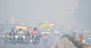 दिल्ली प्रदूषण, दिल्ली AQI 400 पार, दिल्ली में घना कोहरा, GRAP Stage IV दिल्ली, नो पीयूसी नो फ्यूल, आनंद विहार AQI, Delhi air pollution, Delhi AQI today, Severe air quality Delhi, GRAP IV restrictions, No PUC No Fuel rule, Anand Vihar AQI