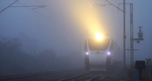 घना कोहरा ट्रेन अपडेट, रेलवे स्पेयर रेक, वंदे भारत कोहरा, शताब्दी एक्सप्रेस लेट, IRCTC वॉर रूम, रेलवे कोहरा तैयारी, ट्रेन टाइम पर चलेगी, उत्तर भारत कोहरा रेलवे, वंदे भारत RTS, रेल यात्री खबर, dense fog train update, Indian Railways spare rake, Vande Bharat fog, Shatabdi Express delay, IRCTC war room, train running in fog, railway winter preparation, RTS train service