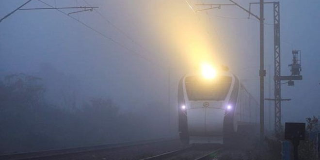 घना कोहरा ट्रेन अपडेट, रेलवे स्पेयर रेक, वंदे भारत कोहरा, शताब्दी एक्सप्रेस लेट, IRCTC वॉर रूम, रेलवे कोहरा तैयारी, ट्रेन टाइम पर चलेगी, उत्तर भारत कोहरा रेलवे, वंदे भारत RTS, रेल यात्री खबर, dense fog train update, Indian Railways spare rake, Vande Bharat fog, Shatabdi Express delay, IRCTC war room, train running in fog, railway winter preparation, RTS train service