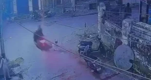 हापुड़ में रफ्तार का कहर: स्कूटी की टक्कर से हवा में उछली मासूम बच्ची, CCTV में कैद हुआ खौफनाक हादसा