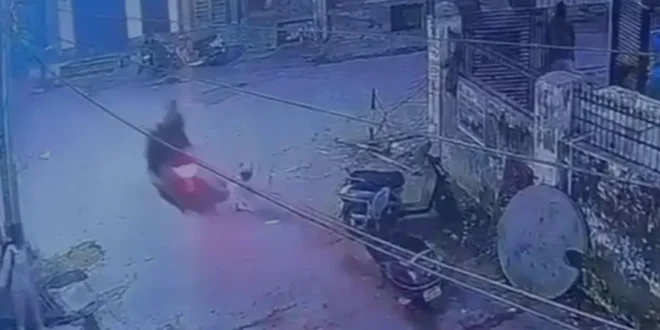 हापुड़ में रफ्तार का कहर: स्कूटी की टक्कर से हवा में उछली मासूम बच्ची, CCTV में कैद हुआ खौफनाक हादसा