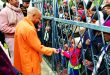 सीएम योगी से स्नेहाशीष व चॉकलेट पाकर प्रफुल्लित हुए बच्चे