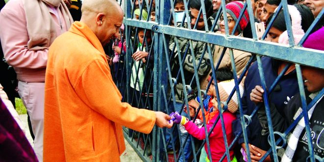 सीएम योगी से स्नेहाशीष व चॉकलेट पाकर प्रफुल्लित हुए बच्चे
