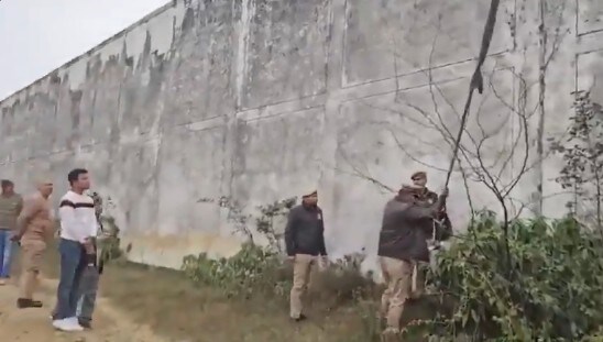 फिल्मी स्टाइल में कन्नौज जेल ब्रेक: चादरों से बनाई रस्सी, 30 फीट दीवार फांदकर फरार हुए दो कैदी, 5 अफसर सस्पेंड