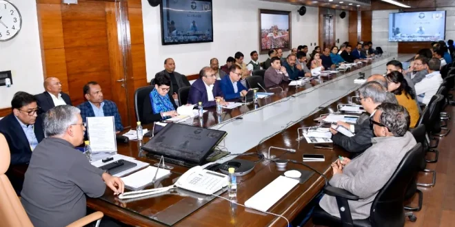 यूपी के मुख्य सचिव ने विकास कार्यों में तेजी लाने के दिए निर्देश, वन ट्रिलियन डॉलर इकोनामी लक्ष्य पर जोर