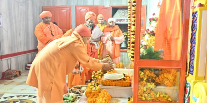 सीएम योगी आदित्यनाथ ने अर्पित की गुरु गोरखनाथ को आस्था की खिचड़ी