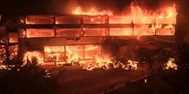 आंध्र प्रदेश में कंटेनर लॉरी से टकराई बस, आग में जलकर 3 लोगों की मौत, यात्रियों को समय रहते बचाया गया