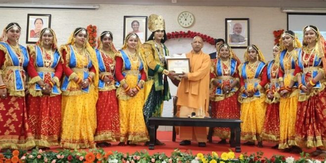 मुख्यमंत्री योगी आदित्यनाथ ने गणतंत्र दिवस पर विभिन्न राज्यों से आए कलाकारों का किया सम्मान