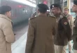 यूपी के मऊ रेलवे स्टेशन पर बम की सूचना से मची अफरा-तफरी, 15018 ट्रेन खाली कराई गई, हर बोगी की हो रही जांच