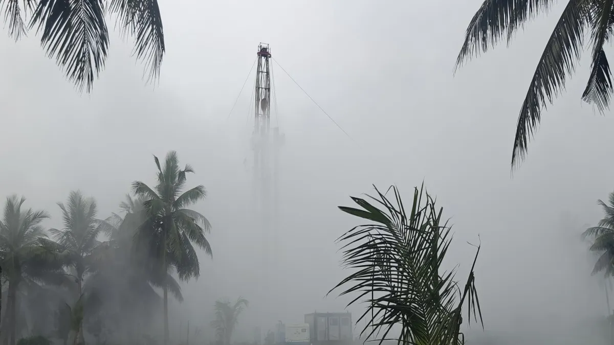 Photo of ONGC Gas Leak: आंध्र प्रदेश में गैस रिसाव से हड़कंप, कई जगह लगी आग, इलाका खाली कराया गया