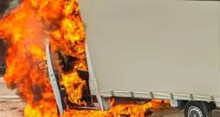 Etawah Accident News, इटावा सड़क हादसा, Fog Accident News, घने कोहरे में हादसा, Truck Accident on Highway, हाईवे ट्रक हादसा, NH-2 Accident, नेशनल हाईवे दुर्घटना, Truck Fire Accident, ट्रक में आग लगने की घटना, UP Road Accident, उत्तर प्रदेश सड़क हादसा