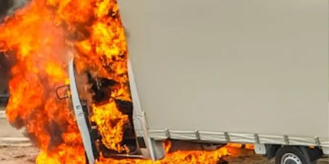 Etawah Accident News: घने कोहरे में दो ट्रकों की भीषण टक्कर, केबिन में फंसे ड्राइवर की जिंदा जलकर मौत