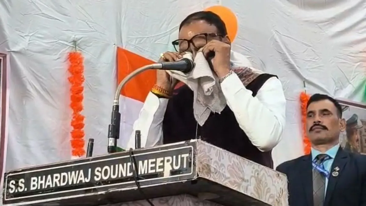 Photo of मेरठ में मंच पर छलके डिप्टी सीएम बृजेश पाठक के आंसू, भावुक होकर बोले- ‘हमने गरीबी देखी है, दर्द समझते हैं’
