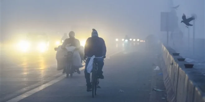 UP Weather Update: यूपी में बदलेगा मौसम का मिजाज, कल से कई जिलों में बारिश के संकेत; बर्फीली हवाओं से बढ़ी गलन