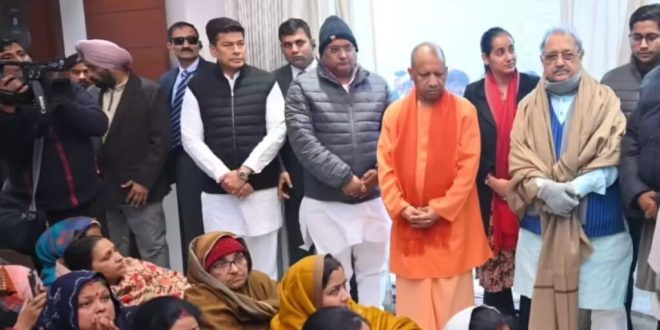 CM योगी आदित्यनाथ ने पुष्प अर्पित कर दिवंगत विधायक श्याम बिहारी को श्रद्धांजलि दी