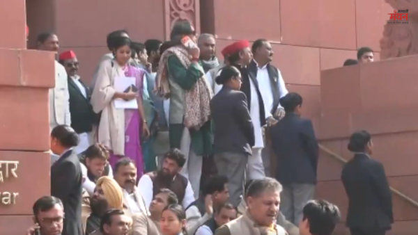 संसद सीढ़ियों पर लड़खड़ाए शशि थरूर, अखिलेश यादव ने संभाला, वायरल हुआ वीडियो