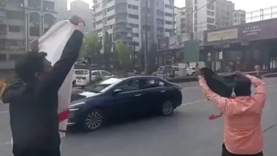 Photo of भाजपा कार्यकर्ताओं ने मुंबई में राहुल गांधी को काले झंडे दिखाए