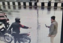 Photo of इंसानियत शर्मसार: भारी बारिश में भी लखनऊ पुलिस ने नहीं बख्शा, जियामऊ पुल के नीचे खड़े वाहनों का किया चालान