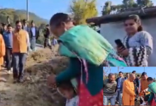 Photo of योगी आदित्यनाथ ने पैतृक गांव में बच्चे को खिलाई चॉकलेट, दुलारा, कहा- हम भी तुम्हारे दादा है