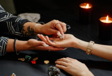 Photo of मणिबंध की रेखाएं भी खोलती हैं जीवन के राज, दो या तीन कितनी रेखा मानी जाती है शुभ