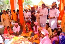 Photo of प्रभारी मंत्री एके शर्मा ने नवविवाहित जोड़ों को दिया आशीर्वाद