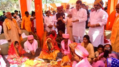 Photo of प्रभारी मंत्री एके शर्मा ने नवविवाहित जोड़ों को दिया आशीर्वाद