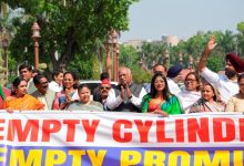 Photo of एलपीजी संकट को लेकर संसद परिसर में विपक्ष का प्रदर्शन