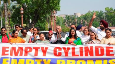 Photo of एलपीजी संकट को लेकर संसद परिसर में विपक्ष का प्रदर्शन