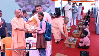 Photo of सीएम योगी ने बच्चों को परोसा मिड-डे मील, बोले- रोज स्कूल आना और मन लगाकर पढ़ना