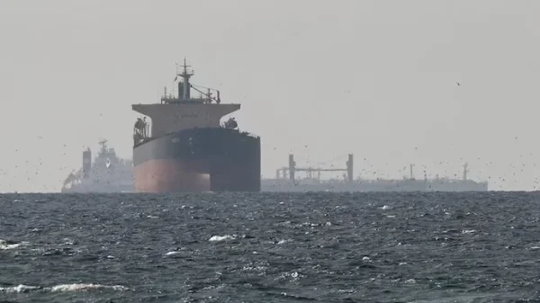 CRUDe oil IN HORMUZ B