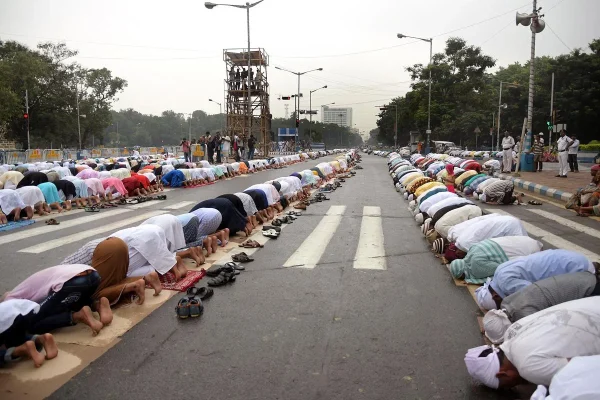 NAMAZ ON ROAD